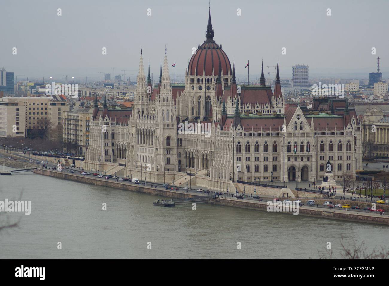 Budapest, Ungheria, 3 marzo 2019: Palazzo del Parlamento ungherese visto dal Castello di Buda Foto Stock