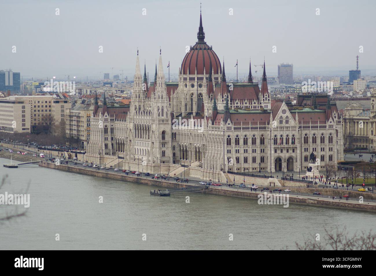 Budapest, Ungheria, 3 marzo 2019: Palazzo del Parlamento ungherese visto dal Castello di Buda Foto Stock