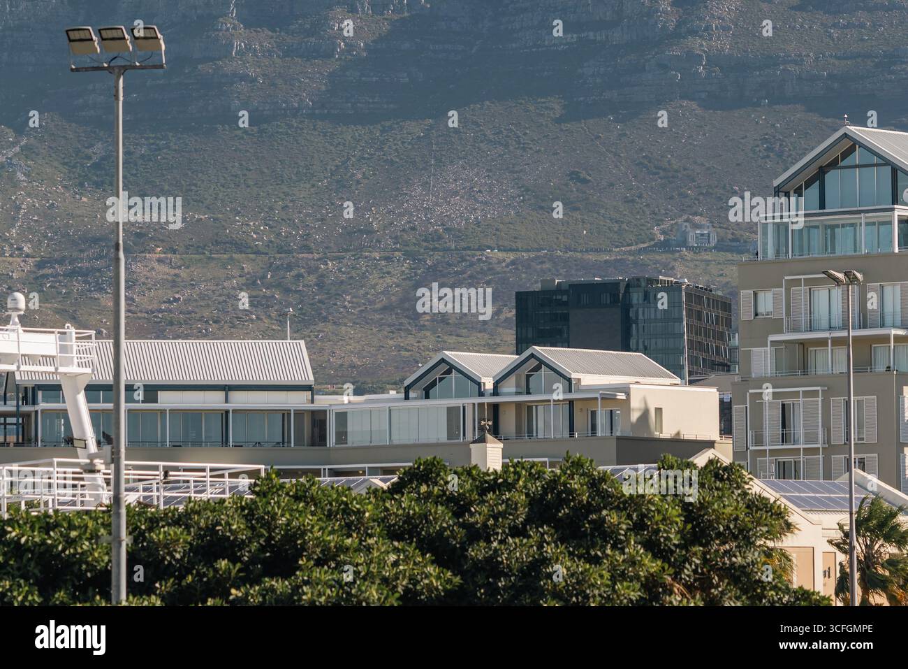 Città del Capo con vista sul mare, edifici e Table Mountain tra le nuvole. Sudafrica Foto Stock