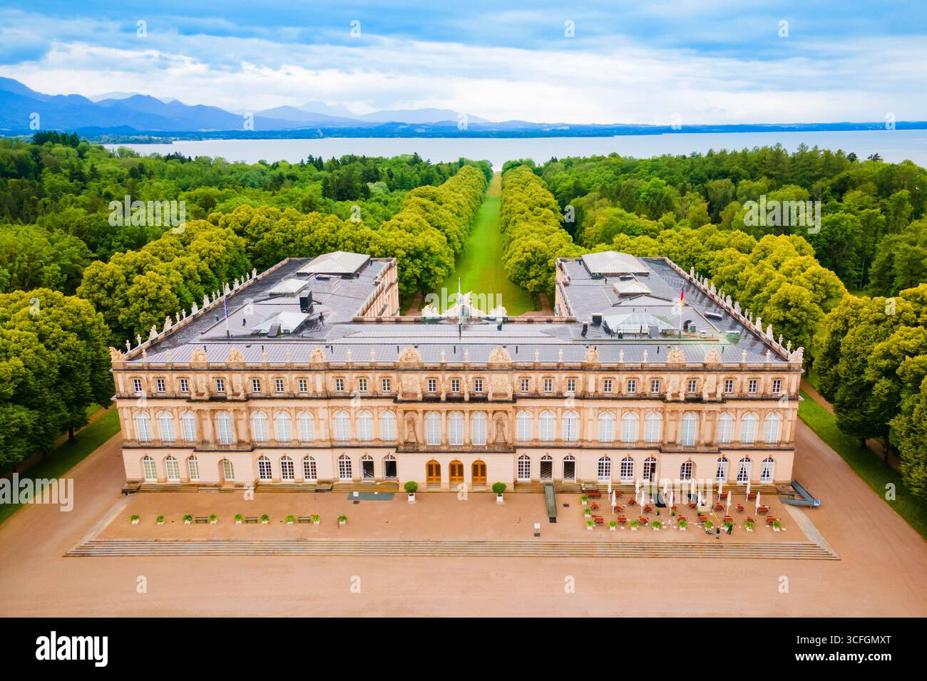 Herrenchiemsee Palace vista panoramica aerea, è un complesso di edifici reali su Herreninsel, l'isola più grande del lago Chiemsee, nel sud B Foto Stock