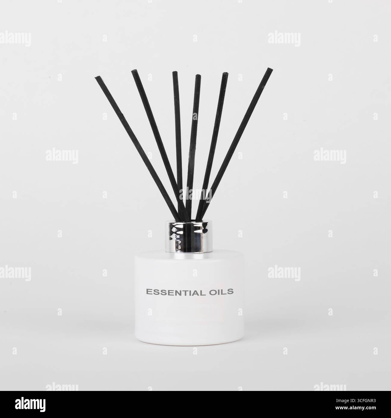 Flacone diffusore con profumo bianco isolato con canne nere e etichetta n oli essenziali su sfondo bianco. Oggetto per l'arredamento Foto Stock