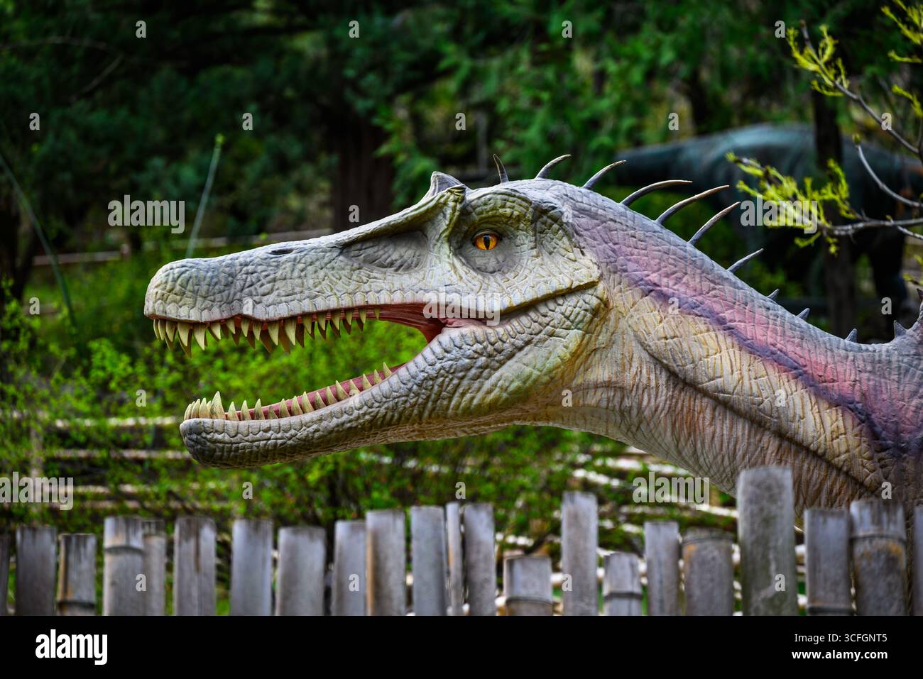 Jurassic Park mostra a tema dinosauri nel parco Mtatsminda a Tbilisi, Georgia, il 3 aprile 2025 Foto Stock