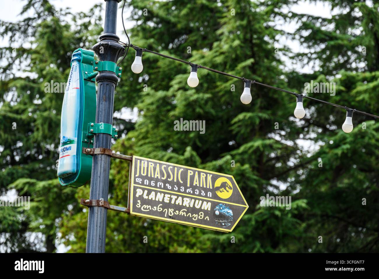 Jurassic Park mostra a tema dinosauri nel parco Mtatsminda a Tbilisi, Georgia, il 3 aprile 2025 Foto Stock