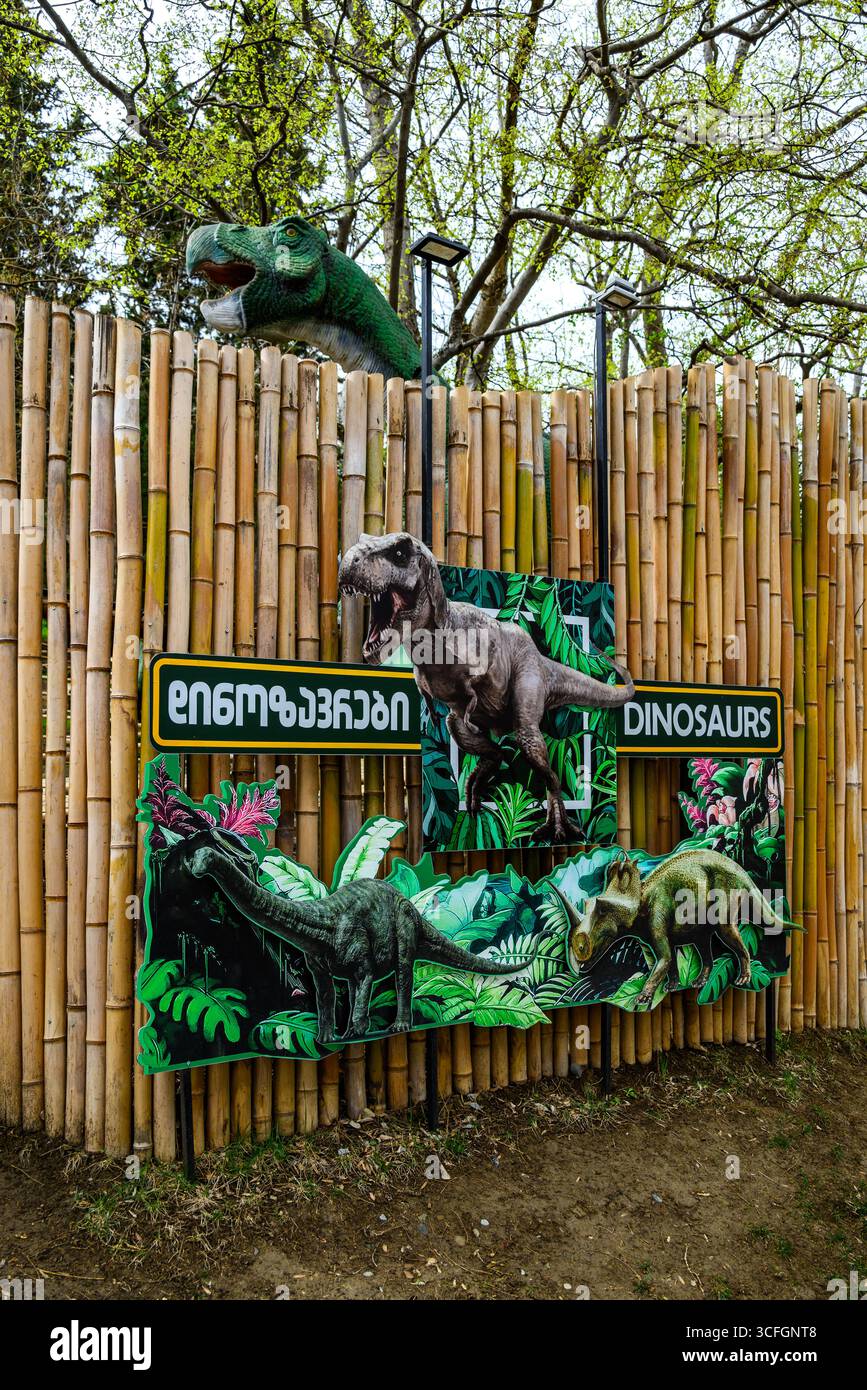 Jurassic Park mostra a tema dinosauri nel parco Mtatsminda a Tbilisi, Georgia, il 3 aprile 2025 Foto Stock