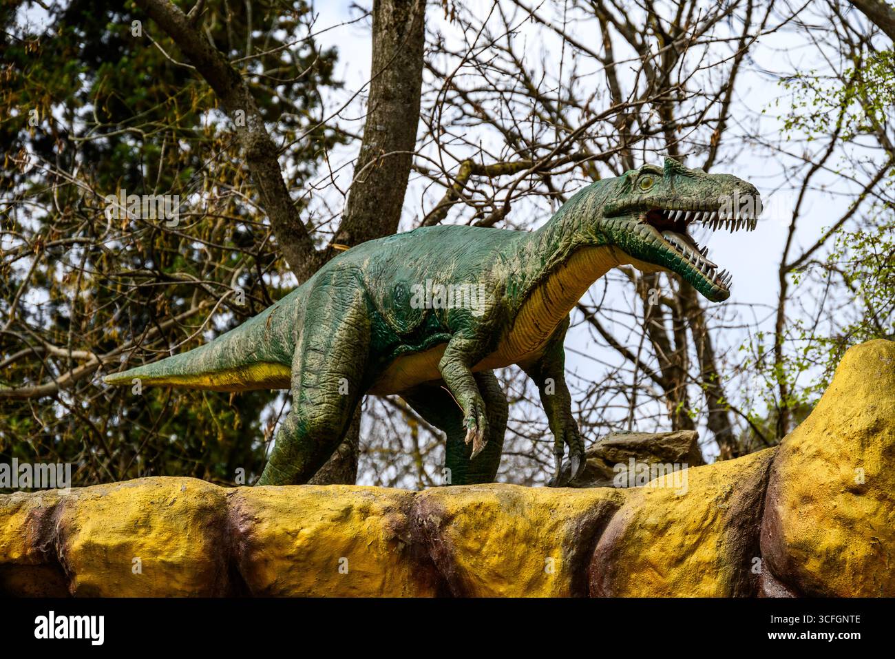 Jurassic Park mostra a tema dinosauri nel parco Mtatsminda a Tbilisi, Georgia, il 3 aprile 2025 Foto Stock