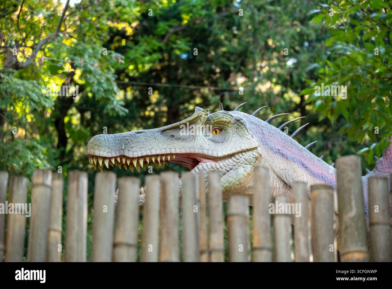 Cartello con la scritta Jurassic Park, mostra a tema dinosauri nel parco Mtatsminda a Tbilisi, Georgia, il 22 ottobre 2024 Foto Stock