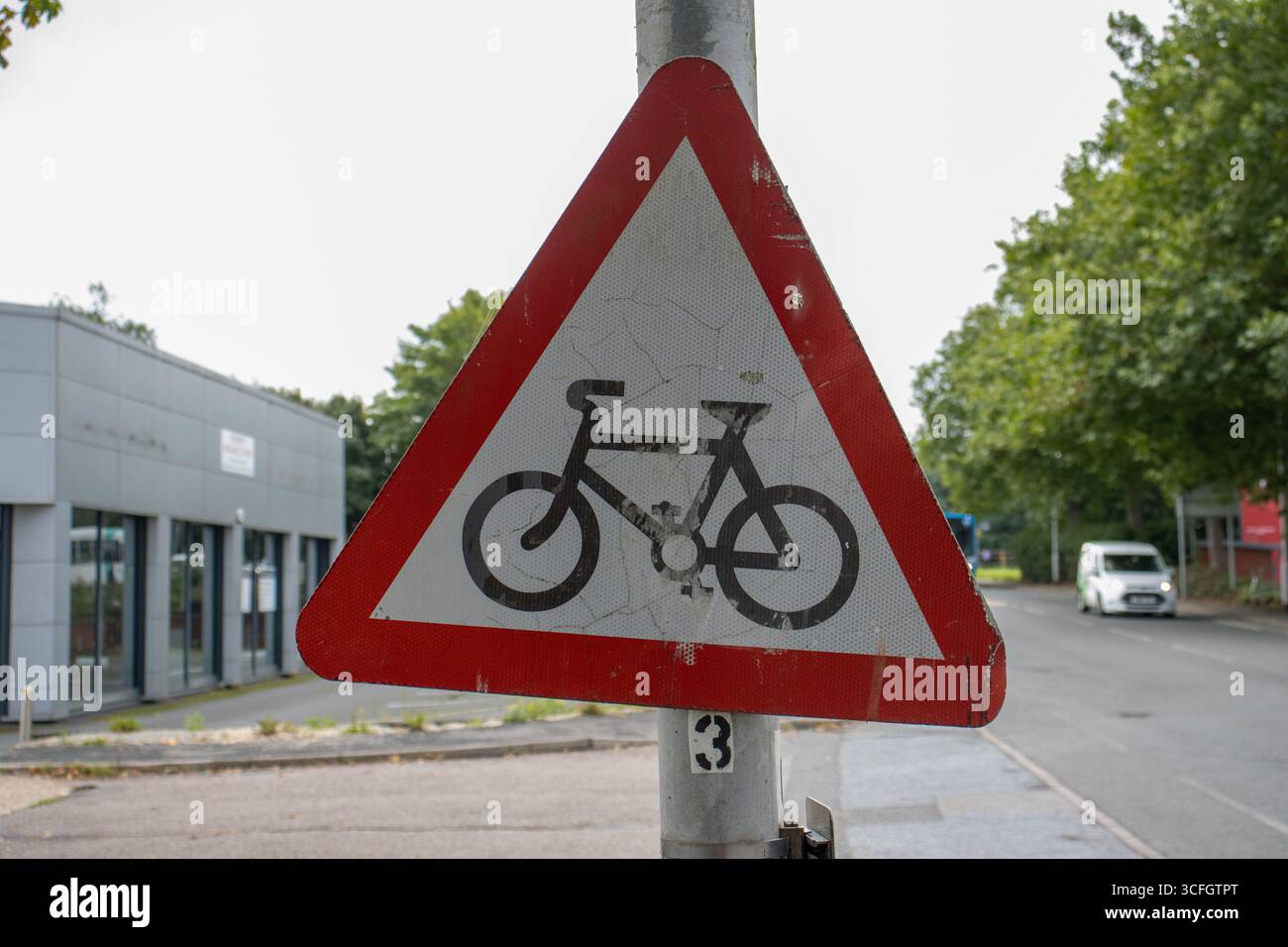 MARSH BARTON, EXETER, DEVON, Regno Unito - 24 SETTEMBRE 2024 segnale triangolare National Highways avvertimento dei ciclisti Foto Stock