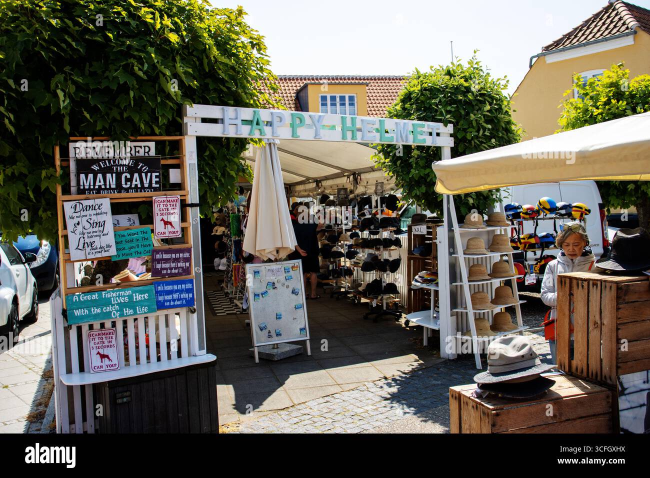 SKAGEN, DANIMARCA - 1 GIUGNO 2023 edificio aziendale nel centro città - Happy Helmet Foto Stock