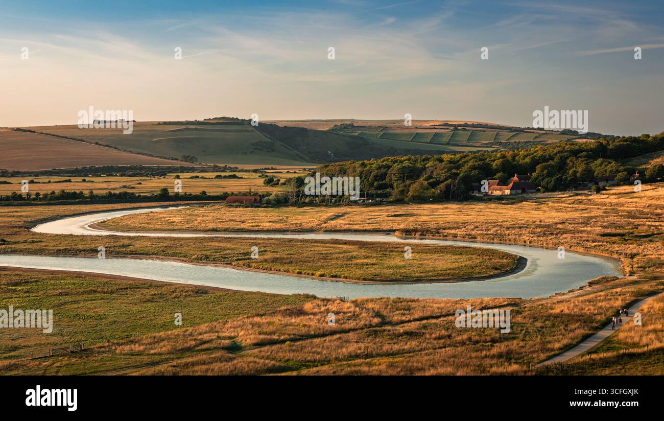 Ora dorata serale di agosto sul fiume Cuckmere all'interno del parco di campagna Seven Sisters sulla costa orientale del Sussex, nell'est del Sussex, nell'Inghilterra sud-orientale, Regno Unito Foto Stock