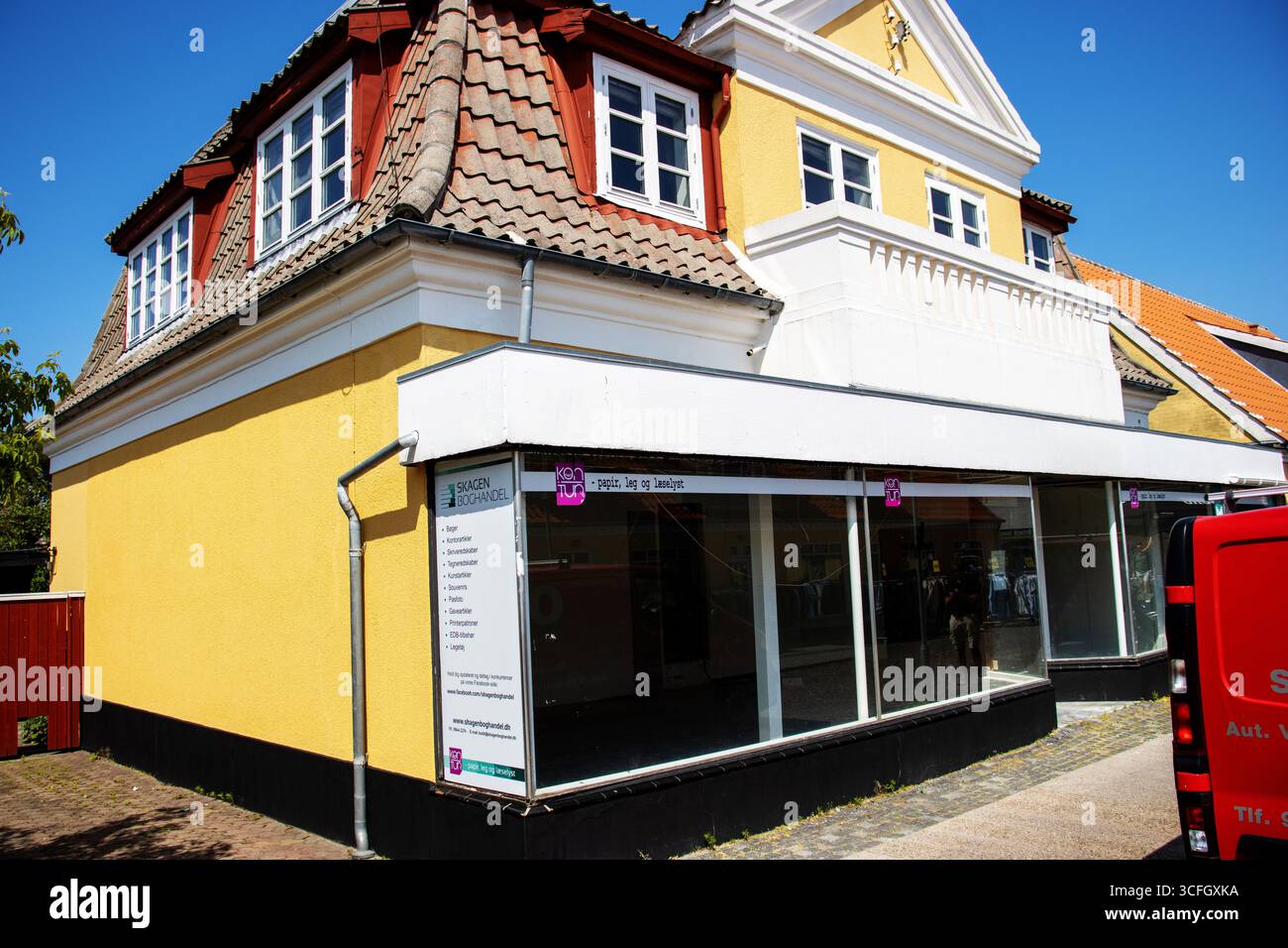 SKAGEN, DANIMARCA - 1 GIUGNO 2023 edificio commerciale nel centro città - Skagen Boghandel Foto Stock