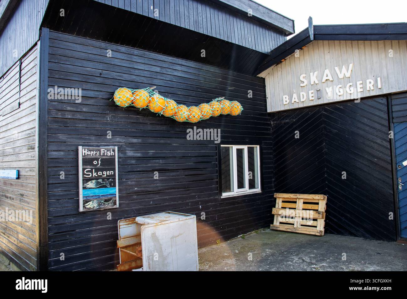 SKAGEN, DANIMARCA - 1 GIUGNO 2023 edificio commerciale nel centro città - Skaw Badedyggeri Foto Stock