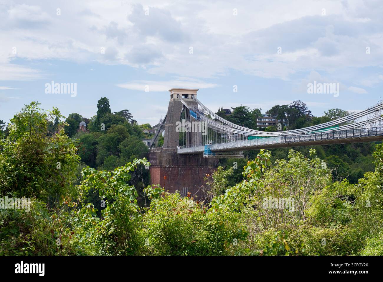 Bristol Regno Unito: 28 luglio 2025: Il Clifton Suspension Bridge di Bristol è in fase di restauro, mostrando il suo design storico. Il verde circostante aggiunge Foto Stock