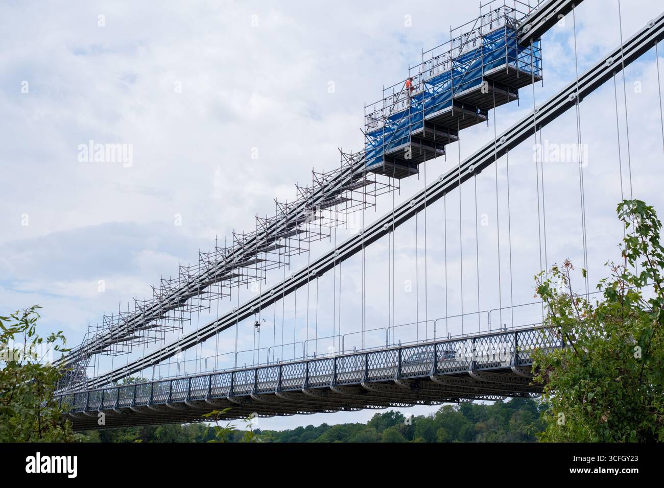 Bristol Regno Unito: 28 luglio 2025: Il Clifton Suspension Bridge di Bristol è in fase di restauro, mostrando il suo design storico. Il verde circostante aggiunge Foto Stock