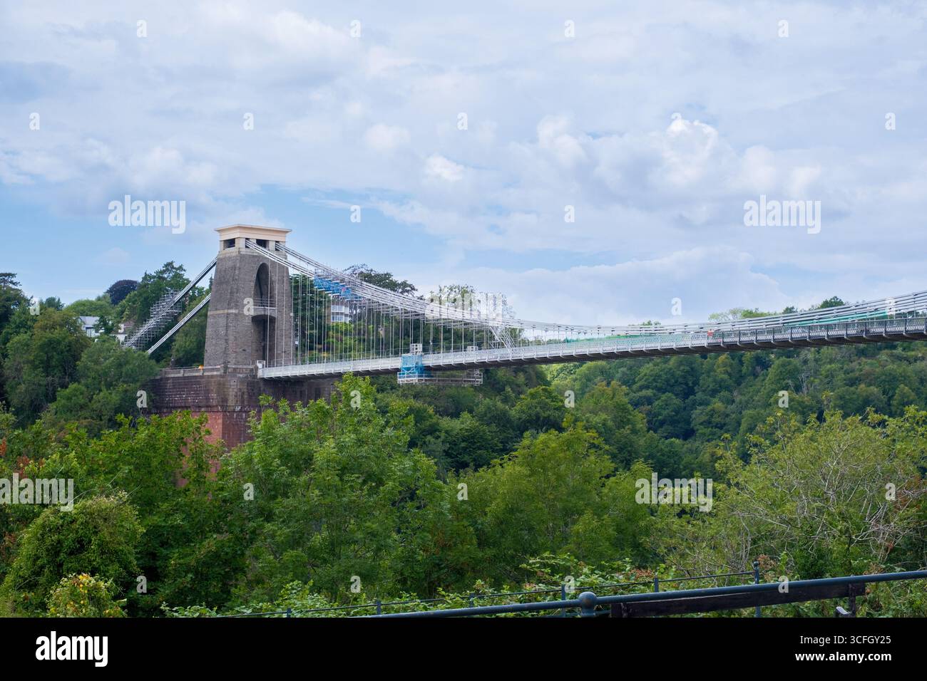 Bristol Regno Unito: 28 luglio 2025: Il Clifton Suspension Bridge di Bristol è in fase di restauro, mostrando il suo design storico. Il verde circostante aggiunge Foto Stock