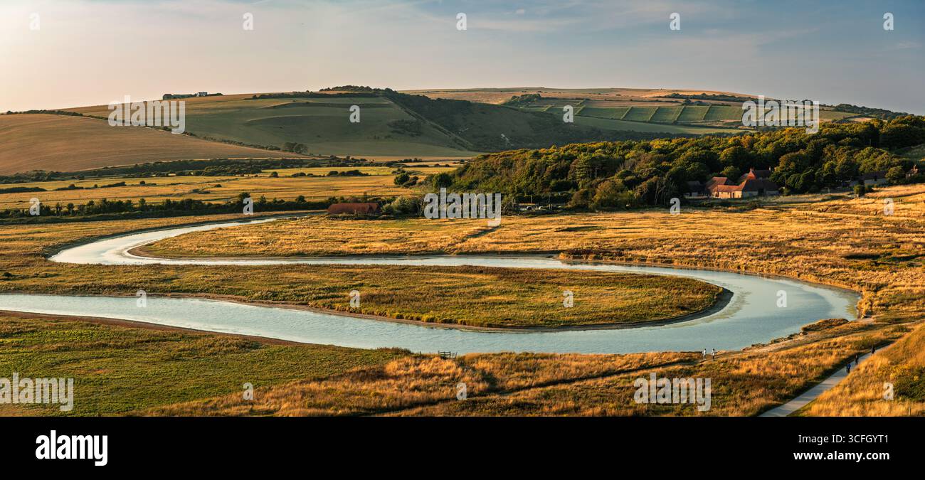 Ora dorata serale di agosto sul fiume Cuckmere all'interno del parco di campagna Seven Sisters sulla costa orientale del Sussex, nell'est del Sussex, nell'Inghilterra sud-orientale, Regno Unito Foto Stock