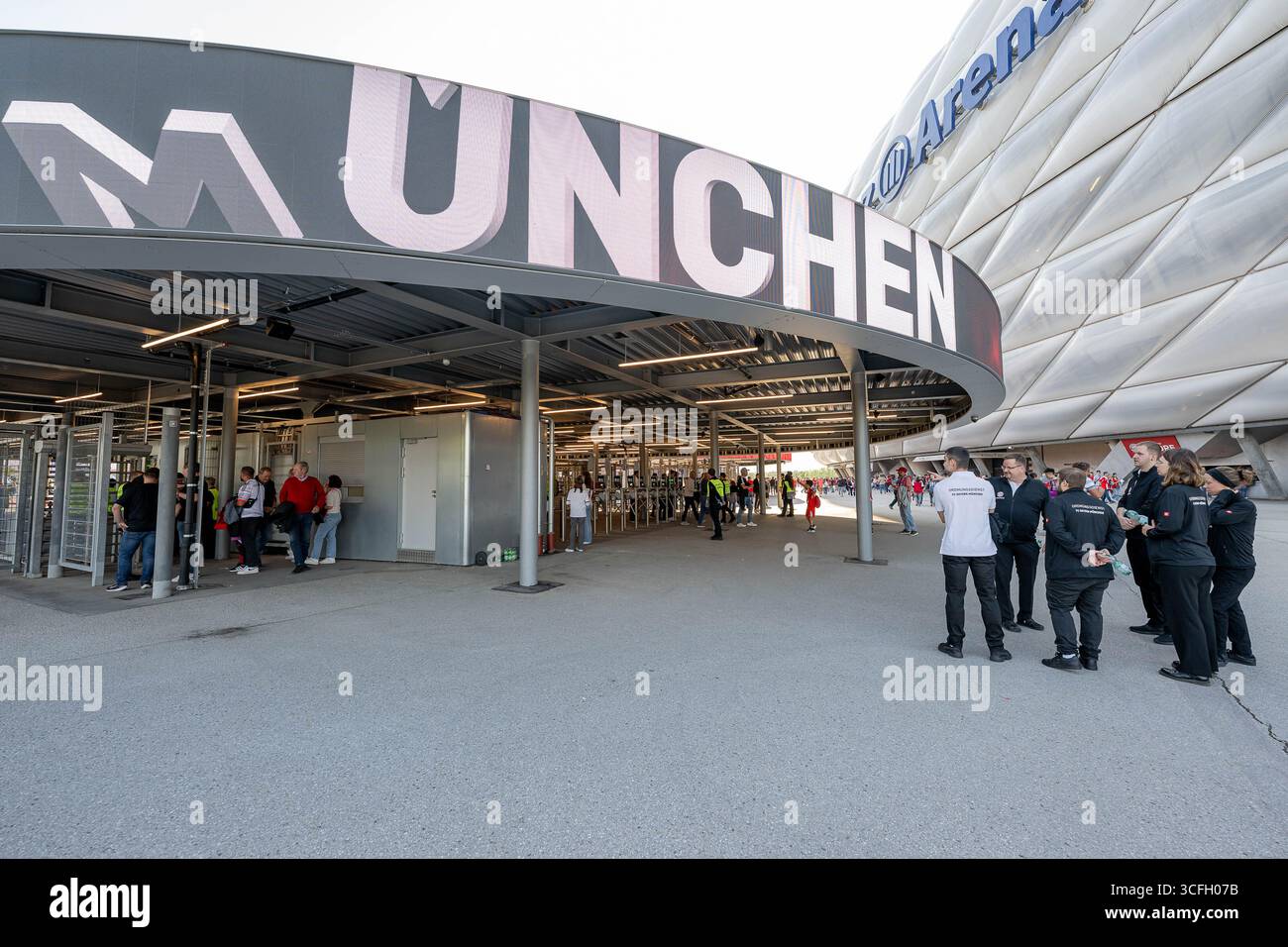 Monaco, Germania. 22 agosto 2025. Der Eingangsbereich der Arena mit einer LED Anzeige: Muenchen GER, FC Bayern Muenchen vs. RB Leipzig, Fussball, Bundesliga, 1. Spieltag, Spielzeit 2025/2026, 22.08.2025. (LE NORMATIVE DFL DFB VIETANO QUALSIASI USO DI FOTOGRAFIE COME SEQUENZE DI IMMAGINI E/O QUASI-VIDEO). Foto: Eibner-Pressefoto/Heike Feiner credito: dpa/Alamy Live News Foto Stock