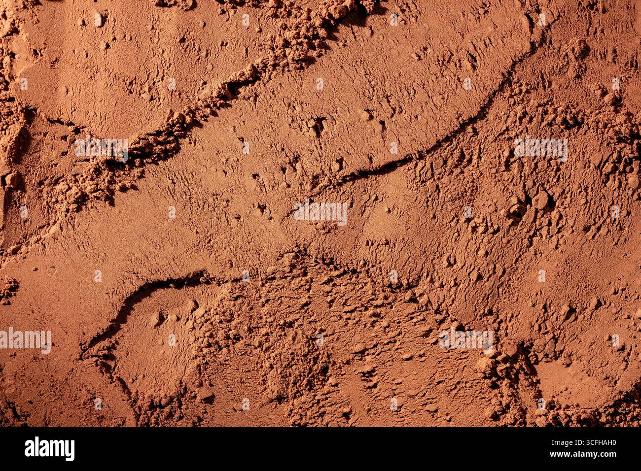 Sfondo ruvido in polvere di cacao marrone scuro naturale, primo piano, vista dall'alto Foto Stock