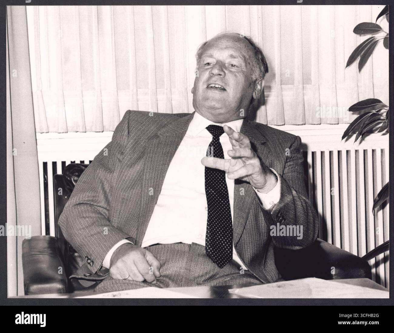 Portrait des Kölner CDU-Politikers Rudi Conin (*12.08.1921 / + 26.07.1999) - der gelernte Kaufmann saß für die CDU seit 1953 im Kölner Stadtrat, wurde 1957 Fraktionsgeschäftsführer der Kölner CDU und War zudem ab 1968 Vorsitzender der CDU-Ratsfraktion. 1971 legte er Seine politischen Ämter nieder und wurde Chef der GAG Wohnungsbaugenossenschaft Köln. Zudem War er ab 1978 Vorsitzender des Kölner Katholikenausschusses. - Foto vom 19.09.1986 Foto Stock Portrait des Kölner CDU-Politikers Rudi Conin (*12.08.1921 / + 26.07.1999) - der gelernte Kaufmann saß für die CDU seit 1953 im Kölner Stadtrat, wurde 1957 Fraktionsgeschäftsführer der Kölner CDU und War zudem ab 1968 Vorsitzender der CDU-Ratsfraktion. 1971 legte er Seine politischen Ämter nieder und wurde Chef der GAG Wohnungsbaugenossenschaft Köln. Zudem War er ab 1978 Vorsitzender des Kölner Katholikenausschusses. - Foto vom 19.09.1986 Foto Stock
