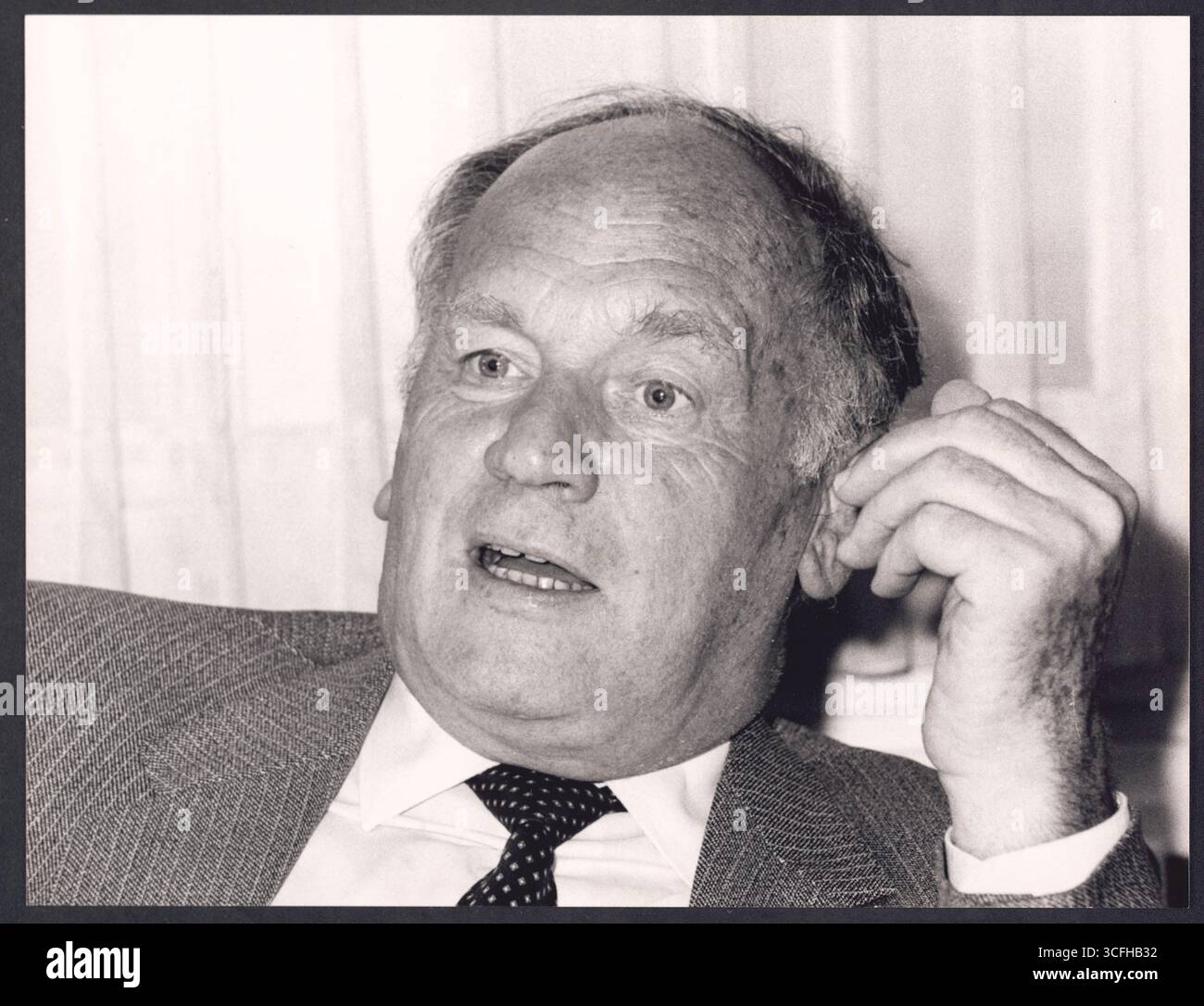 Portrait des Kölner CDU-Politikers Rudi Conin (*12.08.1921 / + 26.07.1999) - der gelernte Kaufmann saß für die CDU seit 1953 im Kölner Stadtrat, wurde 1957 Fraktionsgeschäftsführer der Kölner CDU und War zudem ab 1968 Vorsitzender der CDU-Ratsfraktion. 1971 legte er Seine politischen Ämter nieder und wurde Chef der GAG Wohnungsbaugenossenschaft Köln. Zudem War er ab 1978 Vorsitzender des Kölner Katholikenausschusses. - Foto vom 19.09.1986 Foto Stock Portrait des Kölner CDU-Politikers Rudi Conin (*12.08.1921 / + 26.07.1999) - der gelernte Kaufmann saß für die CDU seit 1953 im Kölner Stadtrat, wurde 1957 Fraktionsgeschäftsführer der Kölner CDU und War zudem ab 1968 Vorsitzender der CDU-Ratsfraktion. 1971 legte er Seine politischen Ämter nieder und wurde Chef der GAG Wohnungsbaugenossenschaft Köln. Zudem War er ab 1978 Vorsitzender des Kölner Katholikenausschusses. - Foto vom 19.09.1986 Foto Stock