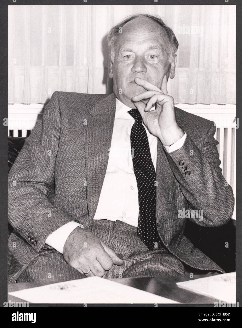 Portrait des Kölner CDU-Politikers Rudi Conin (*12.08.1921 / + 26.07.1999) - der gelernte Kaufmann saß für die CDU seit 1953 im Kölner Stadtrat, wurde 1957 Fraktionsgeschäftsführer der Kölner CDU und War zudem ab 1968 Vorsitzender der CDU-Ratsfraktion. 1971 legte er Seine politischen Ämter nieder und wurde Chef der GAG Wohnungsbaugenossenschaft Köln. Zudem War er ab 1978 Vorsitzender des Kölner Katholikenausschusses. - Foto vom 19.09.1986 Foto Stock Portrait des Kölner CDU-Politikers Rudi Conin (*12.08.1921 / + 26.07.1999) - der gelernte Kaufmann saß für die CDU seit 1953 im Kölner Stadtrat, wurde 1957 Fraktionsgeschäftsführer der Kölner CDU und War zudem ab 1968 Vorsitzender der CDU-Ratsfraktion. 1971 legte er Seine politischen Ämter nieder und wurde Chef der GAG Wohnungsbaugenossenschaft Köln. Zudem War er ab 1978 Vorsitzender des Kölner Katholikenausschusses. - Foto vom 19.09.1986 Foto Stock