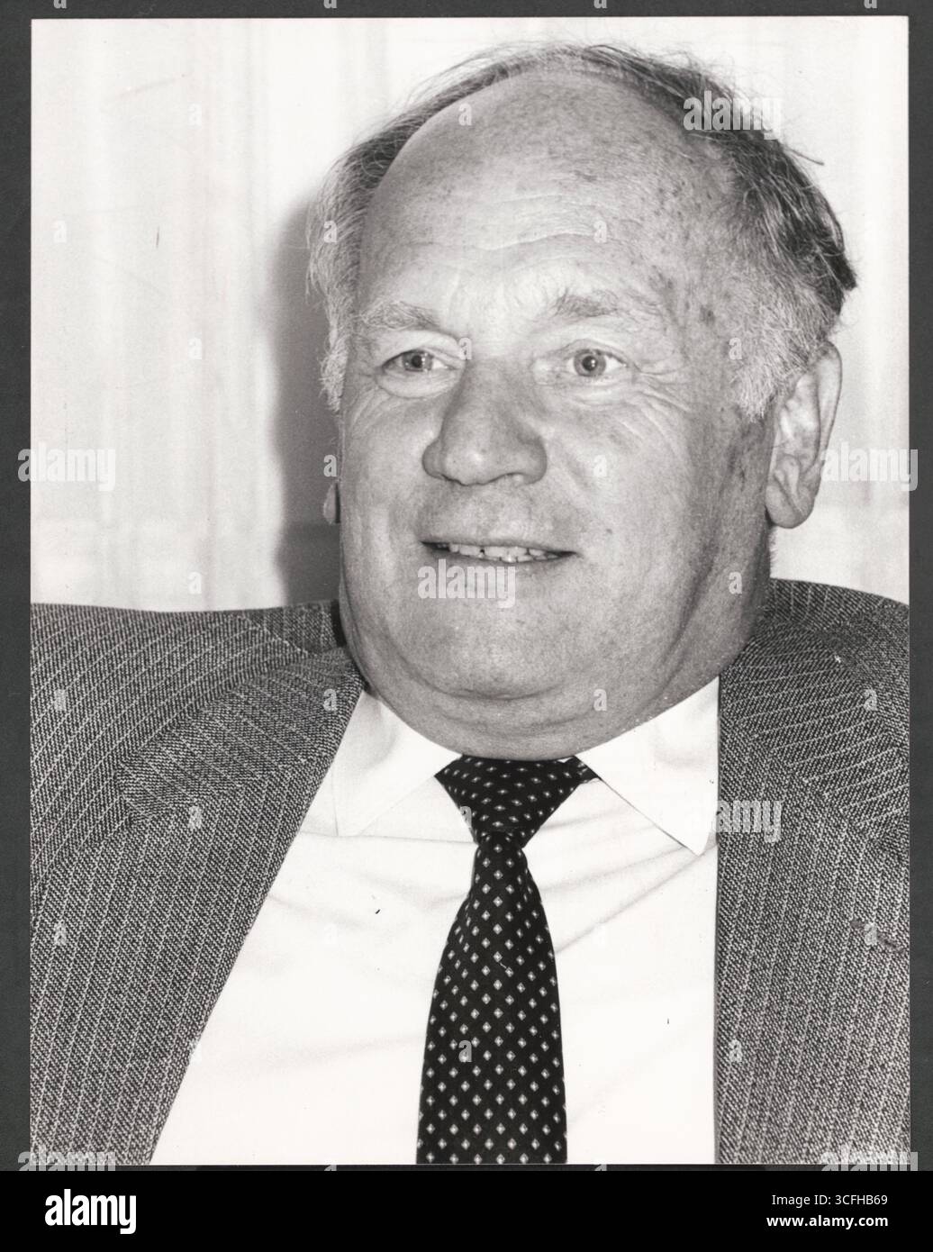 Portrait des Kölner CDU-Politikers Rudi Conin (*12.08.1921 / + 26.07.1999) - der gelernte Kaufmann saß für die CDU seit 1953 im Kölner Stadtrat, wurde 1957 Fraktionsgeschäftsführer der Kölner CDU und War zudem ab 1968 Vorsitzender der CDU-Ratsfraktion. 1971 legte er Seine politischen Ämter nieder und wurde Chef der GAG Wohnungsbaugenossenschaft Köln. Zudem War er ab 1978 Vorsitzender des Kölner Katholikenausschusses. - Foto vom 19.08.1986 Foto Stock Portrait des Kölner CDU-Politikers Rudi Conin (*12.08.1921 / + 26.07.1999) - der gelernte Kaufmann saß für die CDU seit 1953 im Kölner Stadtrat, wurde 1957 Fraktionsgeschäftsführer der Kölner CDU und War zudem ab 1968 Vorsitzender der CDU-Ratsfraktion. 1971 legte er Seine politischen Ämter nieder und wurde Chef der GAG Wohnungsbaugenossenschaft Köln. Zudem War er ab 1978 Vorsitzender des Kölner Katholikenausschusses. - Foto vom 19.08.1986 Foto Stock