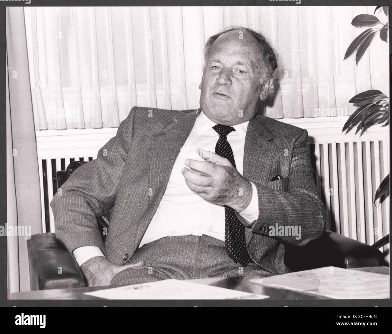 Portrait des Kölner CDU-Politikers Rudi Conin (*12.08.1921 / + 26.07.1999) - der gelernte Kaufmann saß für die CDU seit 1953 im Kölner Stadtrat, wurde 1957 Fraktionsgeschäftsführer der Kölner CDU und War zudem ab 1968 Vorsitzender der CDU-Ratsfraktion. 1971 legte er Seine politischen Ämter nieder und wurde Chef der GAG Wohnungsbaugenossenschaft Köln. Zudem War er ab 1978 Vorsitzender des Kölner Katholikenausschusses. - Foto vom 19.08.1986 Foto Stock Portrait des Kölner CDU-Politikers Rudi Conin (*12.08.1921 / + 26.07.1999) - der gelernte Kaufmann saß für die CDU seit 1953 im Kölner Stadtrat, wurde 1957 Fraktionsgeschäftsführer der Kölner CDU und War zudem ab 1968 Vorsitzender der CDU-Ratsfraktion. 1971 legte er Seine politischen Ämter nieder und wurde Chef der GAG Wohnungsbaugenossenschaft Köln. Zudem War er ab 1978 Vorsitzender des Kölner Katholikenausschusses. - Foto vom 19.08.1986 Foto Stock