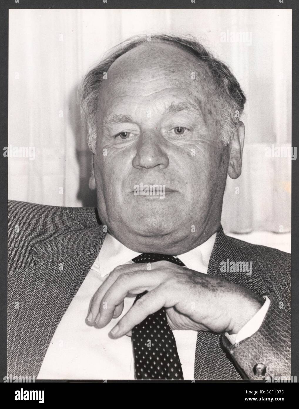 Portrait des Kölner CDU-Politikers Rudi Conin (*12.08.1921 / + 26.07.1999) - der gelernte Kaufmann saß für die CDU seit 1953 im Kölner Stadtrat, wurde 1957 Fraktionsgeschäftsführer der Kölner CDU und War zudem ab 1968 Vorsitzender der CDU-Ratsfraktion. 1971 legte er Seine politischen Ämter nieder und wurde Chef der GAG Wohnungsbaugenossenschaft Köln. Zudem War er ab 1978 Vorsitzender des Kölner Katholikenausschusses. - Foto vom 19.08.1986 Foto Stock Portrait des Kölner CDU-Politikers Rudi Conin (*12.08.1921 / + 26.07.1999) - der gelernte Kaufmann saß für die CDU seit 1953 im Kölner Stadtrat, wurde 1957 Fraktionsgeschäftsführer der Kölner CDU und War zudem ab 1968 Vorsitzender der CDU-Ratsfraktion. 1971 legte er Seine politischen Ämter nieder und wurde Chef der GAG Wohnungsbaugenossenschaft Köln. Zudem War er ab 1978 Vorsitzender des Kölner Katholikenausschusses. - Foto vom 19.08.1986 Foto Stock