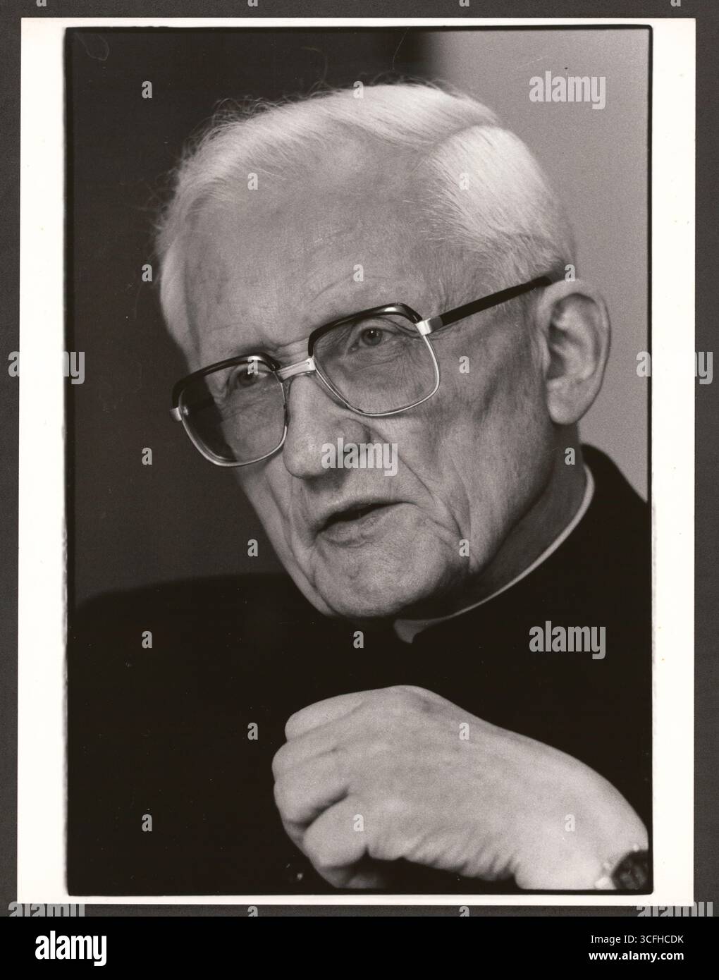 Portrait des katholischen Geistlichen Joseph Höffner ( *24.12.1906 / +16.10.1987) - Höffner studierte in Rom Theologie und promovierte dort 1934. Nach dem Zweiten Weltkrieg wurde Höffner in Treviri Professor für Pastoraltheologie sowie christliche Soziallehre und gründete 1951 das Institut für Christliche Sozialwissenschaften an der Universität Münster. Von 1962 bis 1969 guerra Bischof von Münster, bevor er Erzbischof von Köln wurde. Von 1976 bis 1987 leitete er die Deutsche Bischofskonferenz. Höffner nahm am Zweiten Vatikanischen Konzil (1962-1965) und an weiteren Bischofssynoden teil. - Foto vom Foto Stock