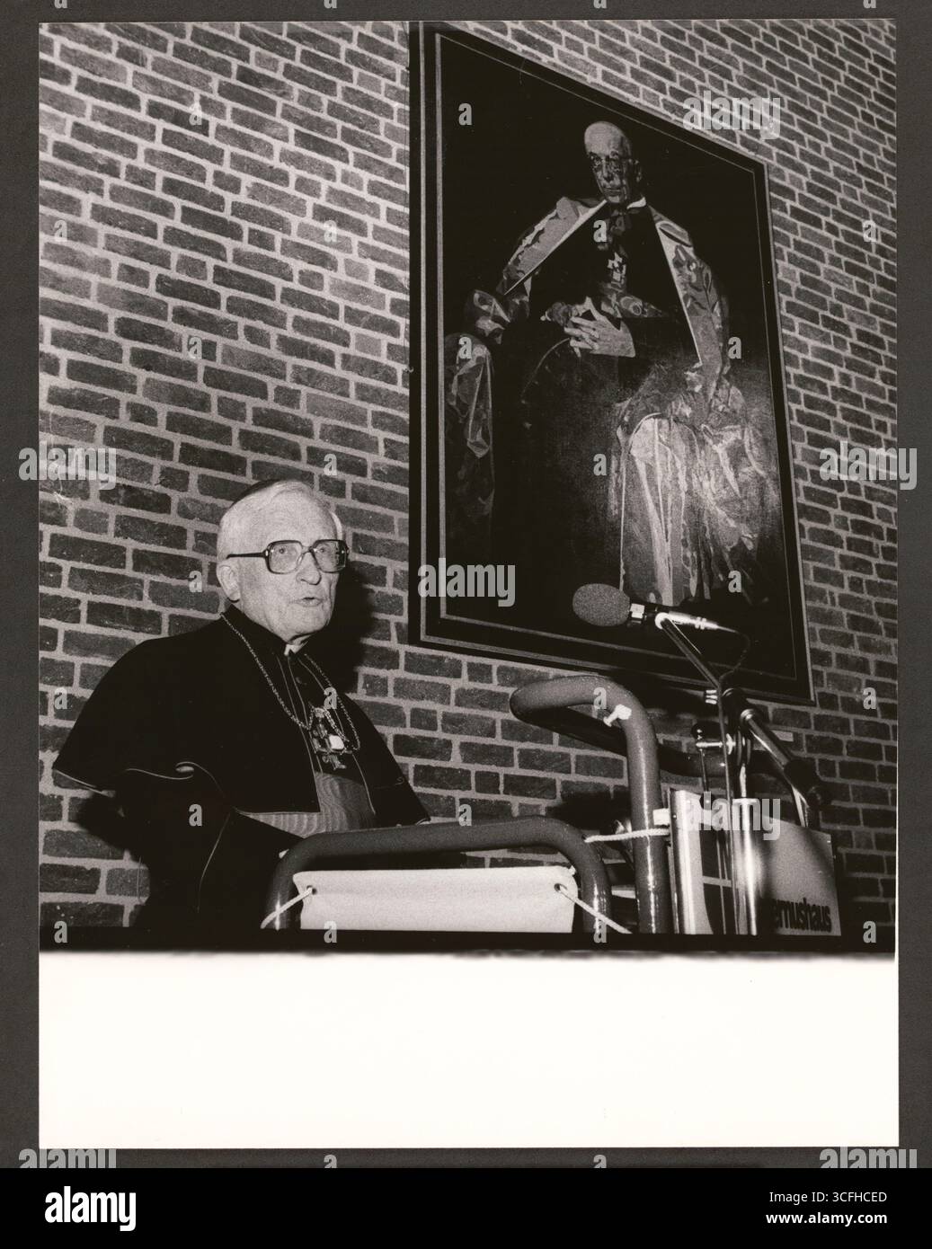 Portrait des katholischen Geistlichen Joseph Höffner ( *24.12.1906 / +16.10.1987) - Höffner studierte in Rom Theologie und promovierte dort 1934. Nach dem Zweiten Weltkrieg wurde Höffner in Treviri Professor für Pastoraltheologie sowie christliche Soziallehre und gründete 1951 das Institut für Christliche Sozialwissenschaften an der Universität Münster. Von 1962 bis 1969 guerra Bischof von Münster, bevor er Erzbischof von Köln wurde. Von 1976 bis 1987 leitete er die Deutsche Bischofskonferenz. Höffner nahm am Zweiten Vatikanischen Konzil (1962-1965) und an weiteren Bischofssynoden teil. - Foto vom Foto Stock