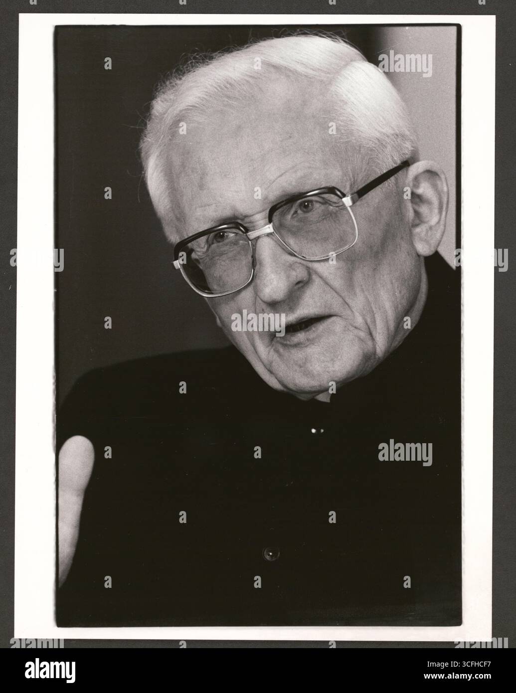 Portrait des katholischen Geistlichen Joseph Höffner ( *24.12.1906 / +16.10.1987) - Höffner studierte in Rom Theologie und promovierte dort 1934. Nach dem Zweiten Weltkrieg wurde Höffner in Treviri Professor für Pastoraltheologie sowie christliche Soziallehre und gründete 1951 das Institut für Christliche Sozialwissenschaften an der Universität Münster. Von 1962 bis 1969 guerra Bischof von Münster, bevor er Erzbischof von Köln wurde. Von 1976 bis 1987 leitete er die Deutsche Bischofskonferenz. Höffner nahm am Zweiten Vatikanischen Konzil (1962-1965) und an weiteren Bischofssynoden teil. - Foto vom Foto Stock