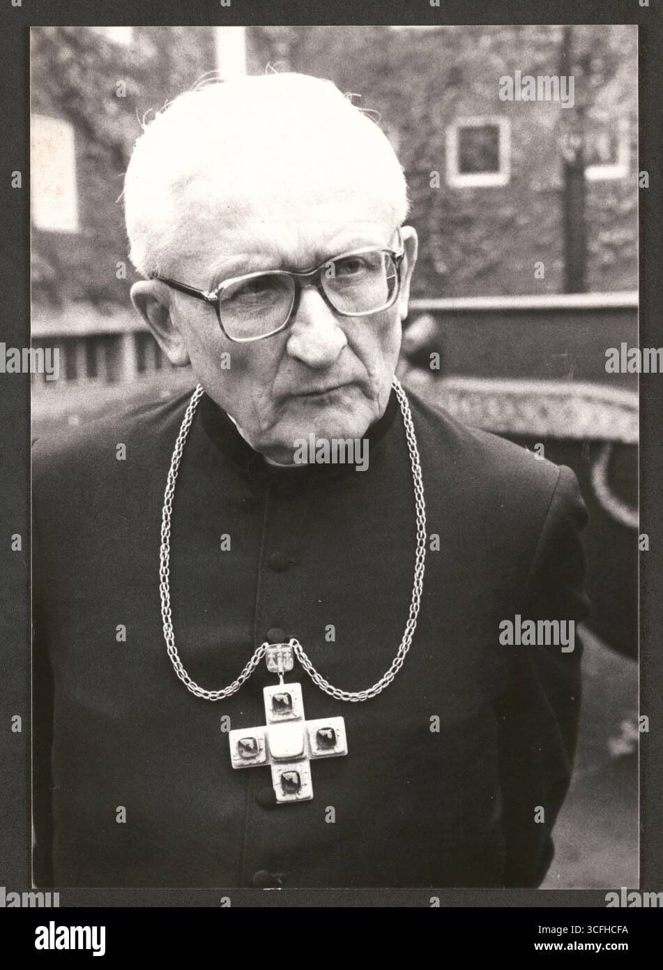 Portrait des katholischen Geistlichen Joseph Höffner ( *24.12.1906 / +16.10.1987) - Höffner studierte in Rom Theologie und promovierte dort 1934. Nach dem Zweiten Weltkrieg wurde Höffner in Treviri Professor für Pastoraltheologie sowie christliche Soziallehre und gründete 1951 das Institut für Christliche Sozialwissenschaften an der Universität Münster. Von 1962 bis 1969 guerra Bischof von Münster, bevor er Erzbischof von Köln wurde. Von 1976 bis 1987 leitete er die Deutsche Bischofskonferenz. Höffner nahm am Zweiten Vatikanischen Konzil (1962-1965) und an weiteren Bischofssynoden teil. - Foto vom Foto Stock