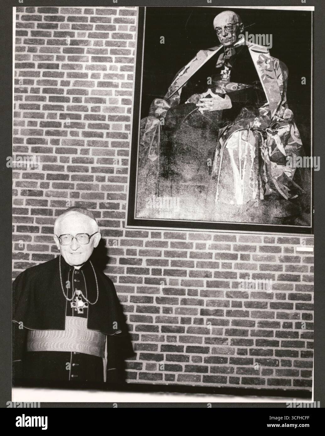 Portrait des katholischen Geistlichen Joseph Höffner ( *24.12.1906 / +16.10.1987) - Höffner studierte in Rom Theologie und promovierte dort 1934. Nach dem Zweiten Weltkrieg wurde Höffner in Treviri Professor für Pastoraltheologie sowie christliche Soziallehre und gründete 1951 das Institut für Christliche Sozialwissenschaften an der Universität Münster. Von 1962 bis 1969 guerra Bischof von Münster, bevor er Erzbischof von Köln wurde. Von 1976 bis 1987 leitete er die Deutsche Bischofskonferenz. Höffner nahm am Zweiten Vatikanischen Konzil (1962-1965) und an weiteren Bischofssynoden teil. - Foto vom Foto Stock