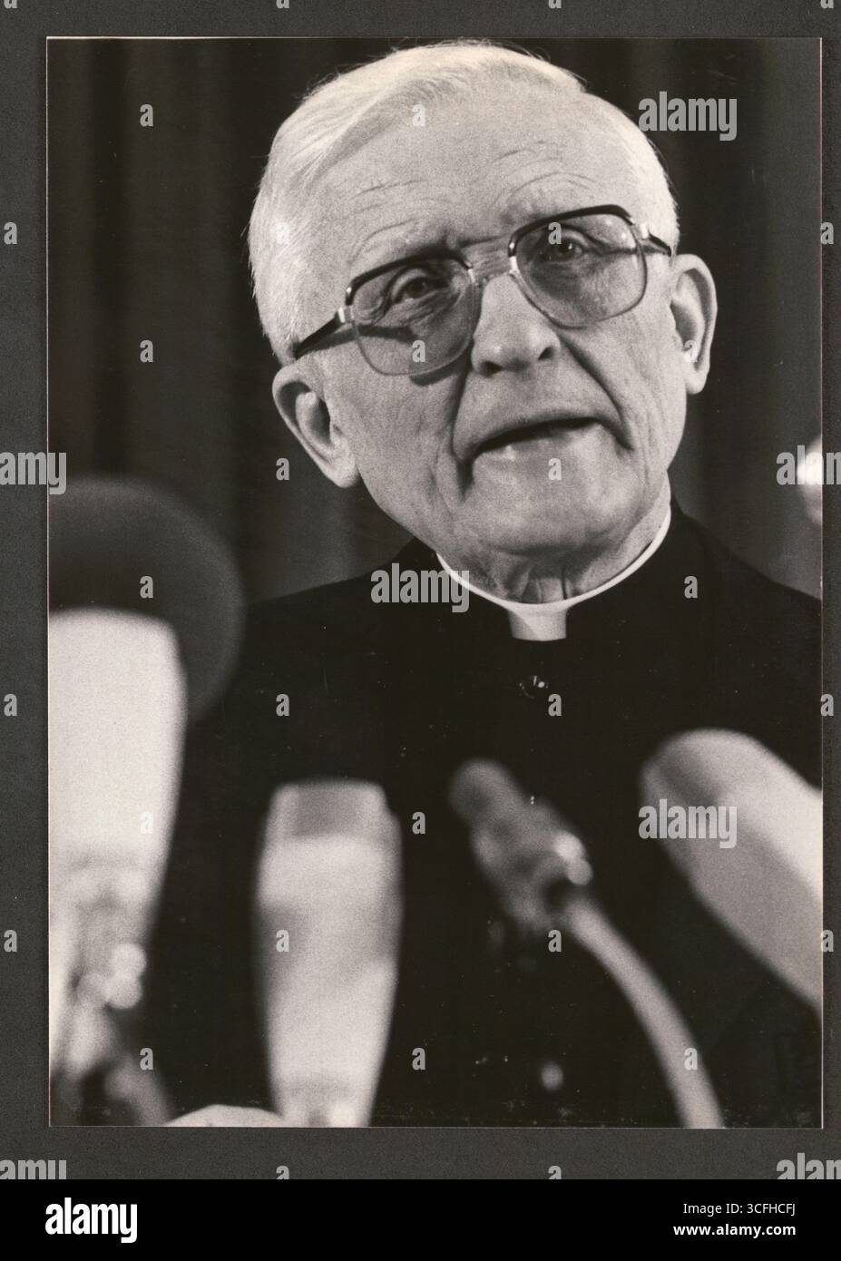 Portrait des katholischen Geistlichen Joseph Höffner ( *24.12.1906 / +16.10.1987) - Höffner studierte in Rom Theologie und promovierte dort 1934. Nach dem Zweiten Weltkrieg wurde Höffner in Treviri Professor für Pastoraltheologie sowie christliche Soziallehre und gründete 1951 das Institut für Christliche Sozialwissenschaften an der Universität Münster. Von 1962 bis 1969 guerra Bischof von Münster, bevor er Erzbischof von Köln wurde. Von 1976 bis 1987 leitete er die Deutsche Bischofskonferenz. Höffner nahm am Zweiten Vatikanischen Konzil (1962-1965) und an weiteren Bischofssynoden teil. - Foto vom Foto Stock