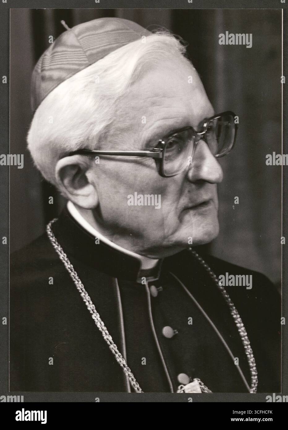 Portrait des katholischen Geistlichen Joseph Höffner ( *24.12.1906 / +16.10.1987) - Höffner studierte in Rom Theologie und promovierte dort 1934. Nach dem Zweiten Weltkrieg wurde Höffner in Treviri Professor für Pastoraltheologie sowie christliche Soziallehre und gründete 1951 das Institut für Christliche Sozialwissenschaften an der Universität Münster. Von 1962 bis 1969 guerra Bischof von Münster, bevor er Erzbischof von Köln wurde. Von 1976 bis 1987 leitete er die Deutsche Bischofskonferenz. Höffner nahm am Zweiten Vatikanischen Konzil (1962-1965) und an weiteren Bischofssynoden teil. - Foto vom Foto Stock
