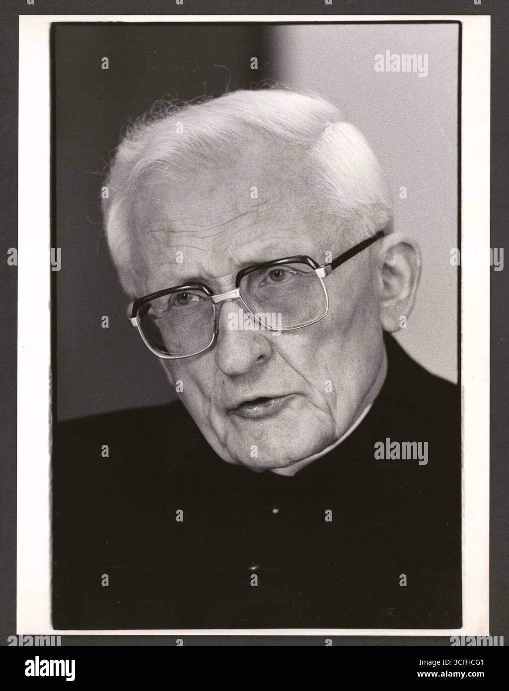 Portrait des katholischen Geistlichen Joseph Höffner ( *24.12.1906 / +16.10.1987) - Höffner studierte in Rom Theologie und promovierte dort 1934. Nach dem Zweiten Weltkrieg wurde Höffner in Treviri Professor für Pastoraltheologie sowie christliche Soziallehre und gründete 1951 das Institut für Christliche Sozialwissenschaften an der Universität Münster. Von 1962 bis 1969 guerra Bischof von Münster, bevor er Erzbischof von Köln wurde. Von 1976 bis 1987 leitete er die Deutsche Bischofskonferenz. Höffner nahm am Zweiten Vatikanischen Konzil (1962-1965) und an weiteren Bischofssynoden teil. - Foto vom Foto Stock