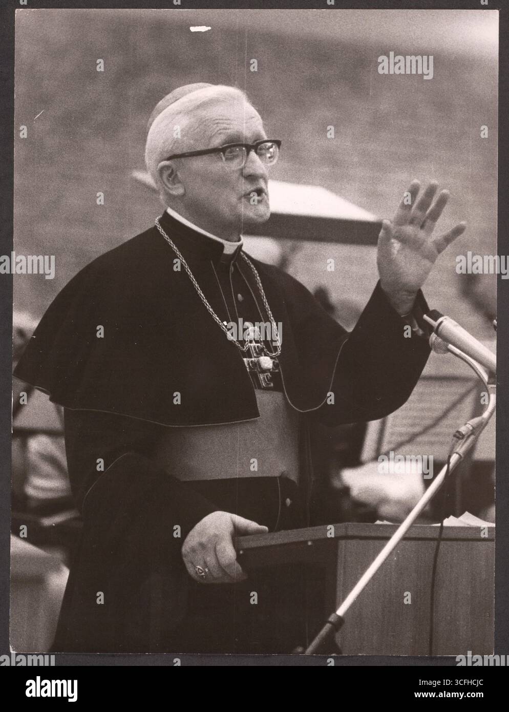 Portrait des katholischen Geistlichen Joseph Höffner ( *24.12.1906 / +16.10.1987) - Höffner studierte in Rom Theologie und promovierte dort 1934. Nach dem Zweiten Weltkrieg wurde Höffner in Treviri Professor für Pastoraltheologie sowie christliche Soziallehre und gründete 1951 das Institut für Christliche Sozialwissenschaften an der Universität Münster. Von 1962 bis 1969 guerra Bischof von Münster, bevor er Erzbischof von Köln wurde. Von 1976 bis 1987 leitete er die Deutsche Bischofskonferenz. Höffner nahm am Zweiten Vatikanischen Konzil (1962-1965) und an weiteren Bischofssynoden teil. Foto Stock