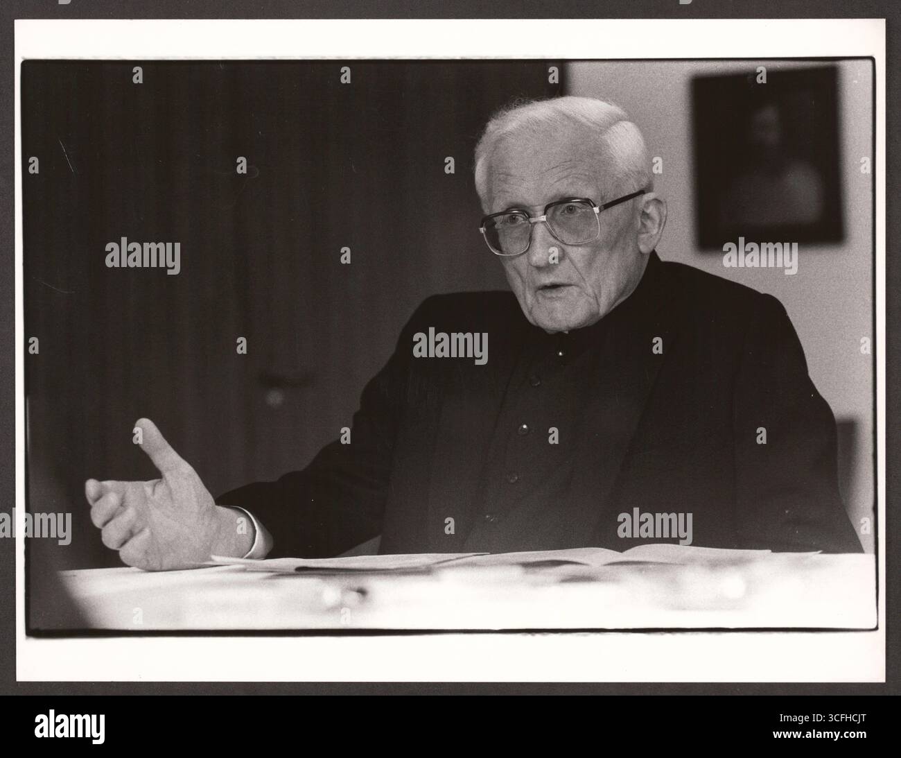 Portrait des katholischen Geistlichen Joseph Höffner ( *24.12.1906 / +16.10.1987) - Höffner studierte in Rom Theologie und promovierte dort 1934. Nach dem Zweiten Weltkrieg wurde Höffner in Treviri Professor für Pastoraltheologie sowie christliche Soziallehre und gründete 1951 das Institut für Christliche Sozialwissenschaften an der Universität Münster. Von 1962 bis 1969 guerra Bischof von Münster, bevor er Erzbischof von Köln wurde. Von 1976 bis 1987 leitete er die Deutsche Bischofskonferenz. Höffner nahm am Zweiten Vatikanischen Konzil (1962-1965) und an weiteren Bischofssynoden teil. - Foto vom Foto Stock