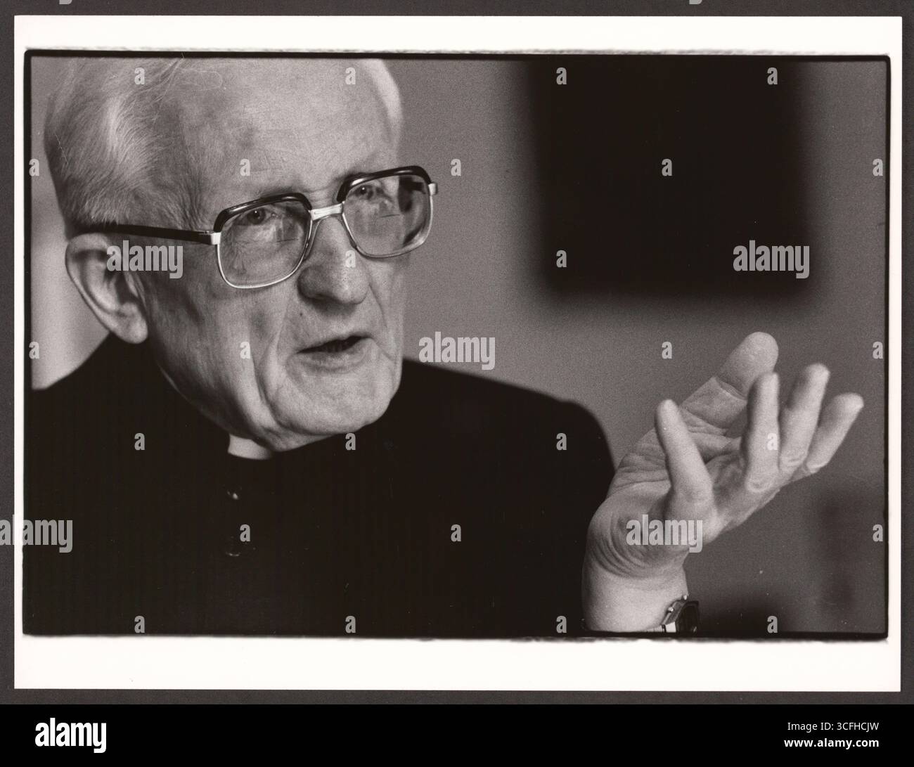 Portrait des katholischen Geistlichen Joseph Höffner ( *24.12.1906 / +16.10.1987) - Höffner studierte in Rom Theologie und promovierte dort 1934. Nach dem Zweiten Weltkrieg wurde Höffner in Treviri Professor für Pastoraltheologie sowie christliche Soziallehre und gründete 1951 das Institut für Christliche Sozialwissenschaften an der Universität Münster. Von 1962 bis 1969 guerra Bischof von Münster, bevor er Erzbischof von Köln wurde. Von 1976 bis 1987 leitete er die Deutsche Bischofskonferenz. Höffner nahm am Zweiten Vatikanischen Konzil (1962-1965) und an weiteren Bischofssynoden teil. - Foto vom Foto Stock