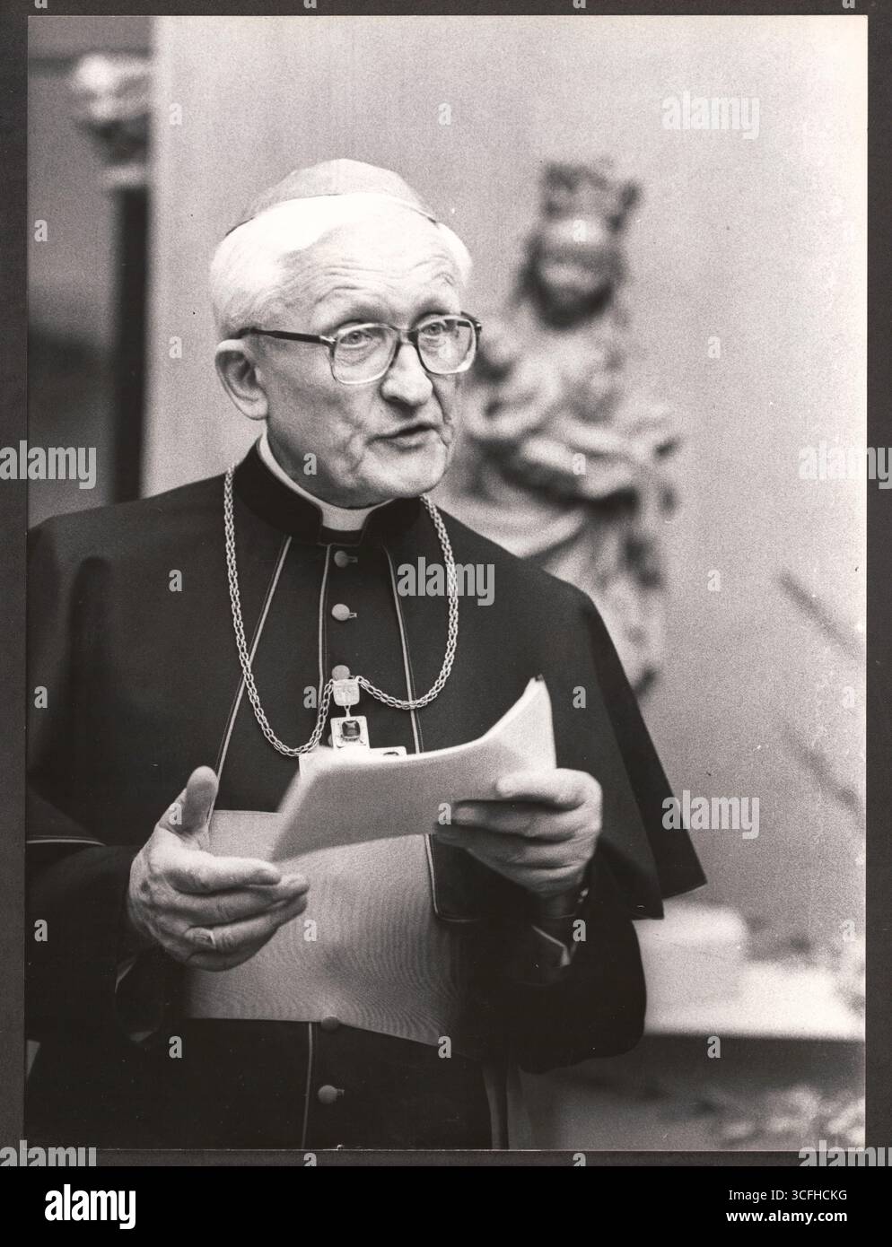 Portrait des katholischen Geistlichen Joseph Höffner ( *24.12.1906 / +16.10.1987) - Höffner studierte in Rom Theologie und promovierte dort 1934. Nach dem Zweiten Weltkrieg wurde Höffner in Treviri Professor für Pastoraltheologie sowie christliche Soziallehre und gründete 1951 das Institut für Christliche Sozialwissenschaften an der Universität Münster. Von 1962 bis 1969 guerra Bischof von Münster, bevor er Erzbischof von Köln wurde. Von 1976 bis 1987 leitete er die Deutsche Bischofskonferenz. Höffner nahm am Zweiten Vatikanischen Konzil (1962-1965) und an weiteren Bischofssynoden teil. - Foto vom Foto Stock