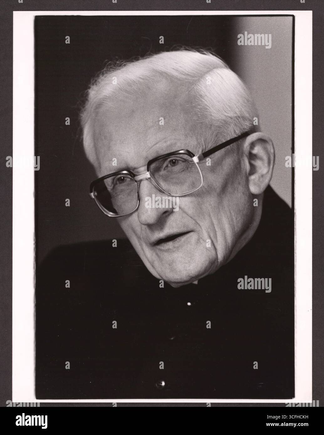 Portrait des katholischen Geistlichen Joseph Höffner ( *24.12.1906 / +16.10.1987) - Höffner studierte in Rom Theologie und promovierte dort 1934. Nach dem Zweiten Weltkrieg wurde Höffner in Treviri Professor für Pastoraltheologie sowie christliche Soziallehre und gründete 1951 das Institut für Christliche Sozialwissenschaften an der Universität Münster. Von 1962 bis 1969 guerra Bischof von Münster, bevor er Erzbischof von Köln wurde. Von 1976 bis 1987 leitete er die Deutsche Bischofskonferenz. Höffner nahm am Zweiten Vatikanischen Konzil (1962-1965) und an weiteren Bischofssynoden teil. - Foto vom Foto Stock