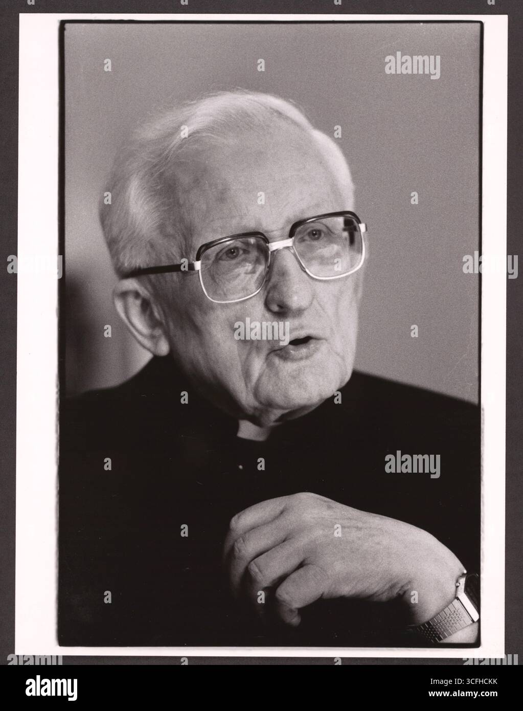 Portrait des katholischen Geistlichen Joseph Höffner ( *24.12.1906 / +16.10.1987) - Höffner studierte in Rom Theologie und promovierte dort 1934. Nach dem Zweiten Weltkrieg wurde Höffner in Treviri Professor für Pastoraltheologie sowie christliche Soziallehre und gründete 1951 das Institut für Christliche Sozialwissenschaften an der Universität Münster. Von 1962 bis 1969 guerra Bischof von Münster, bevor er Erzbischof von Köln wurde. Von 1976 bis 1987 leitete er die Deutsche Bischofskonferenz. Höffner nahm am Zweiten Vatikanischen Konzil (1962-1965) und an weiteren Bischofssynoden teil. - Foto vom Foto Stock