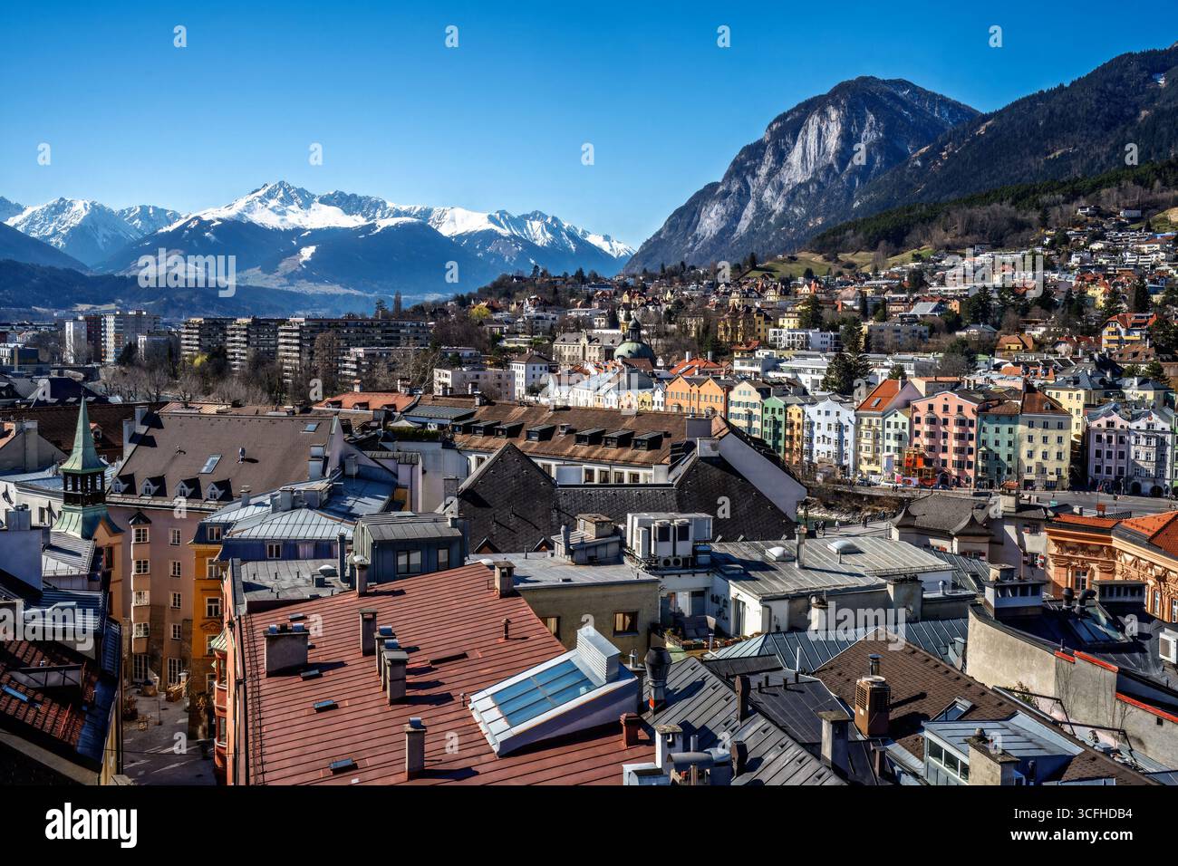 Vista aerea della città di Innsbruck e delle alpi Foto Stock