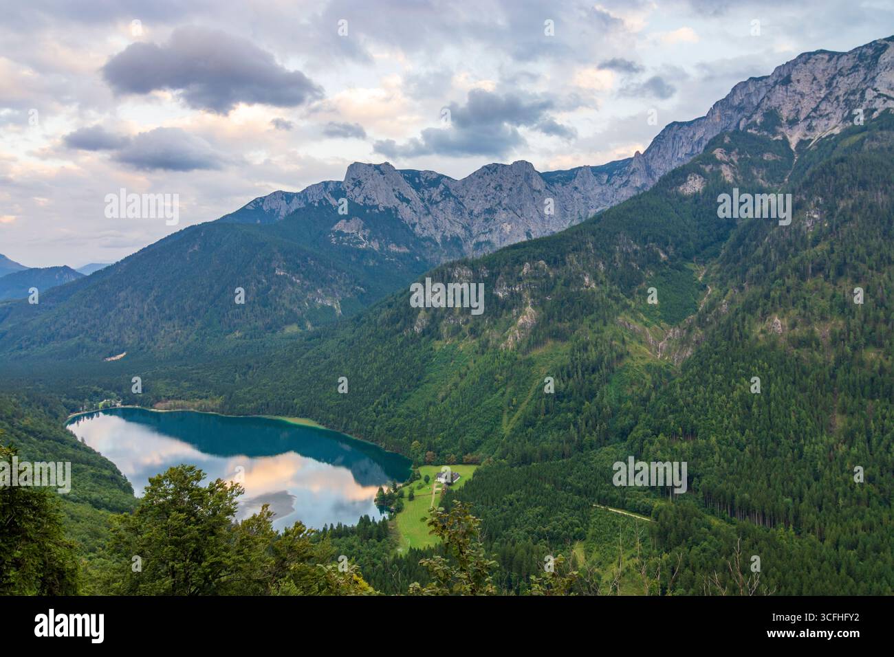 Ebensee am Traunsee: lago Vorderer Langbathsee, catena montuosa Höllengebirge a Salzkammergut, Oberösterreich, alta Austria, Austria Foto Stock