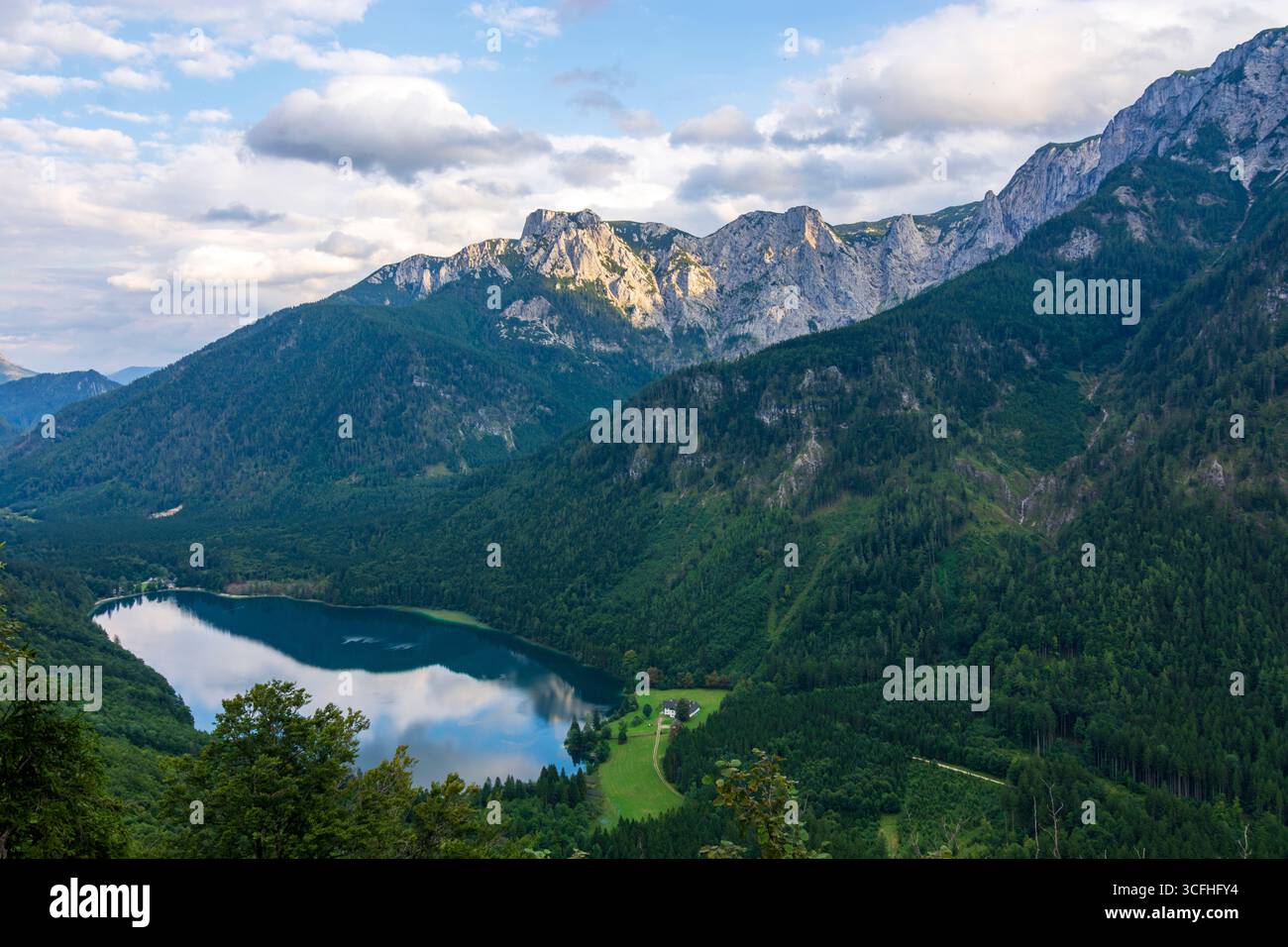 Ebensee am Traunsee: lago Vorderer Langbathsee, catena montuosa Höllengebirge a Salzkammergut, Oberösterreich, alta Austria, Austria Foto Stock
