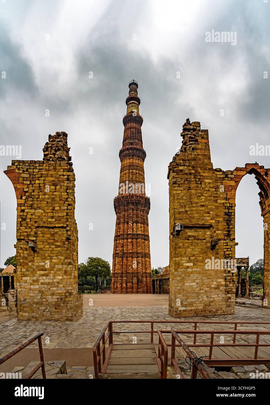 Il Qutb Minar, scritto anche Qutub Minar e Qutab Minar. Nuova Delhi, Delhi, India Foto Stock