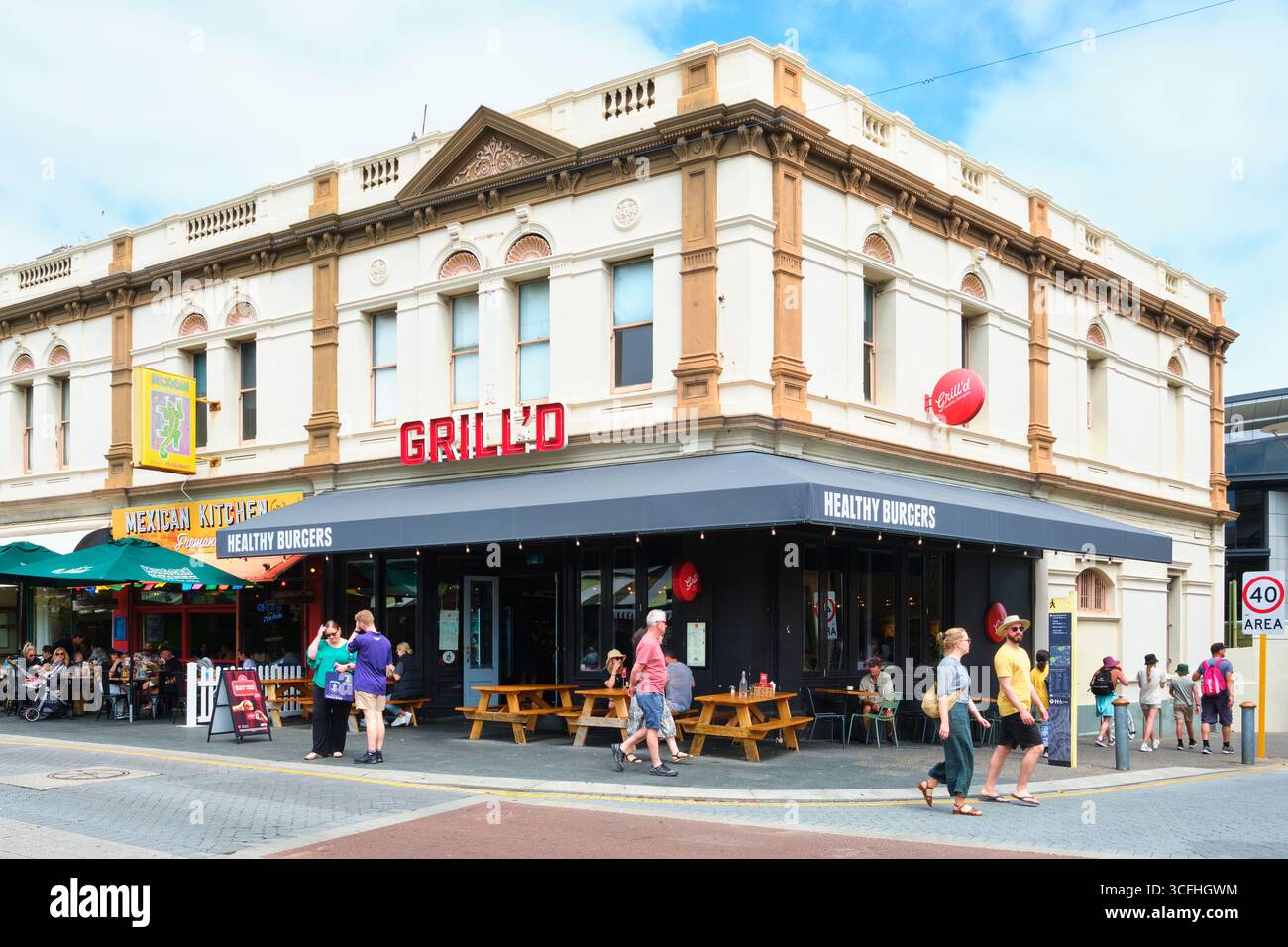 People on South Terrace, angolo con Collie Street, e cena informale al Grll'd Burgers and Mexican Kitchen a Fremantle, Perth, Australia Occidentale. Foto Stock