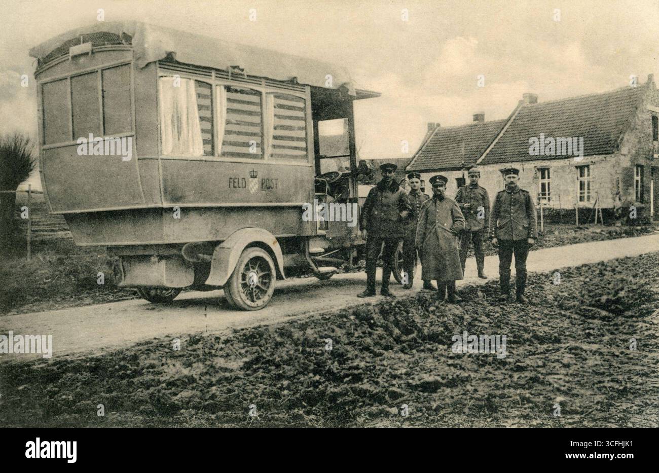 DATA DI REGISTRAZIONE NON DICHIARATA caratteristica / simbolo: Feldpost-Lastwagen 08/25 teu Feldpost-Lastwagen im 1. Weltkrieg Deutschland deutsch deutsche Deutsches Reich im Felde LKW Reichspost Postbeamte historisch historisches historische Motiv Feldpostkarte Postkarten-Motiv Ansicht germany quer *** simbolo di funzione campo camion postale 08 25 teu camion di campo in guerra 1 Germania impero tedesco in campo camion servizio postale imperiale motivo storico cartoline motivo cartolina paesaggio germania Foto Stock