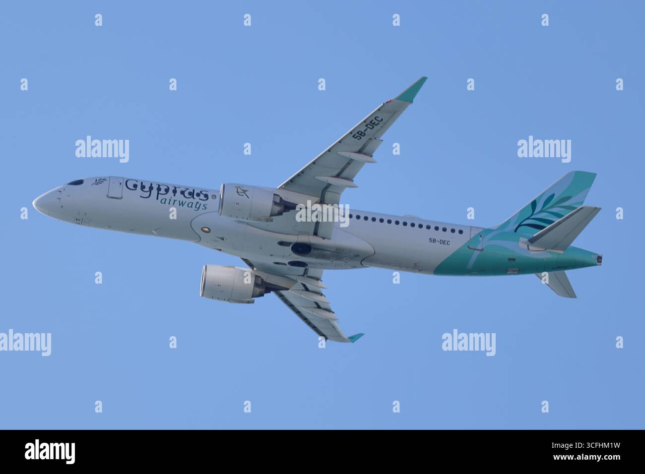 Cyprus Airways Airbus A220-300 5B-DEC aviotrasportato all'aeroporto internazionale di Larnaka, Cipro, catturato dal basso con alette estese e alette miscelate. Foto Stock