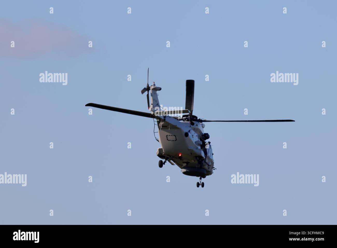 Royal Netherlands Navy NH90 N-326 sopra Amsterdam, Paesi Bassi, vista da arrampicata sottoscocca con alloggiamento radar, porta laterale aperta e carrello di atterraggio esteso. Foto Stock
