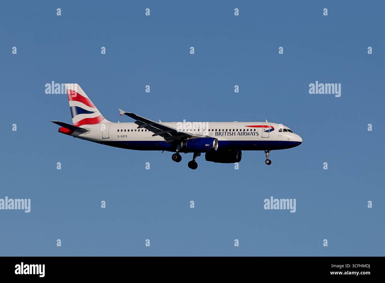 British Airways Airbus A320-232 G-GATS in avvicinamento all'aeroporto internazionale di Larnaka, Cipro, breve finale con carrello di atterraggio abbassato alla luce della sera. Foto Stock